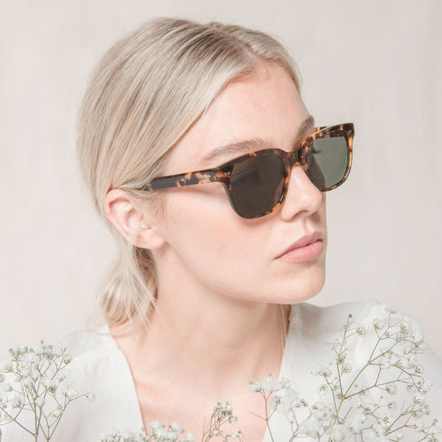 Mari & Clay, Australian sunglasses brand with sustainable sunglasses. Glenelg style is rectangular in shape. It is available in a tortoiseshell colour frame and fitted  with dark green polarised lenses. It is unisex design and good for oval, long and round face shapes.   