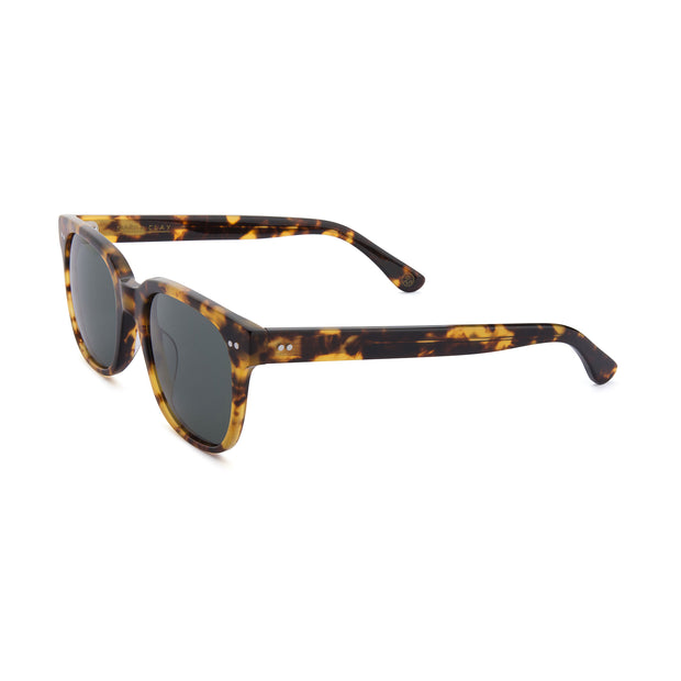Mari & Clay, Australian sunglasses brand with sustainable sunglasses. Glenelg style is rectangular in shape. It is available in a tortoiseshell colour frame and fitted  with dark green polarised lenses. It is unisex design and good for oval, long and round face shapes.   